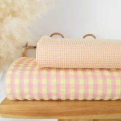 Tissu seersucker Vichy petits carreaux rose et jaune pâle