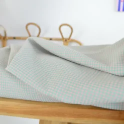 Tissu seersucker Vichy petits carreaux vert et rose