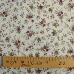 Tissu sergé fin de coton fleurs prunes fond blanc cassé