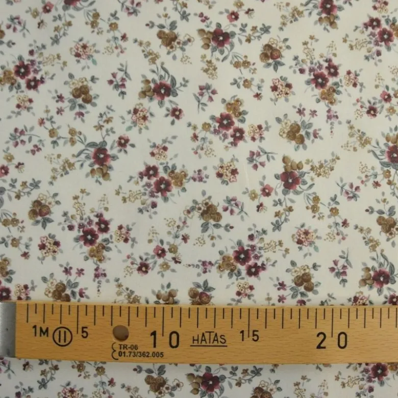 Tissu sergé fin de coton fleurs prunes fond blanc cassé