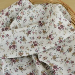 Tissu sergé fin de coton fleurs prunes fond blanc cassé