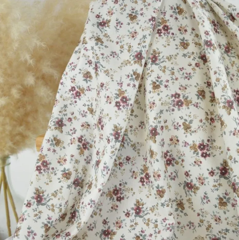 Tissu sergé fin de coton fleurs prunes fond blanc cassé