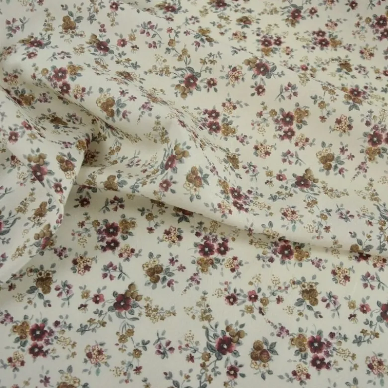 Tissu sergé fin de coton fleurs prunes fond blanc cassé