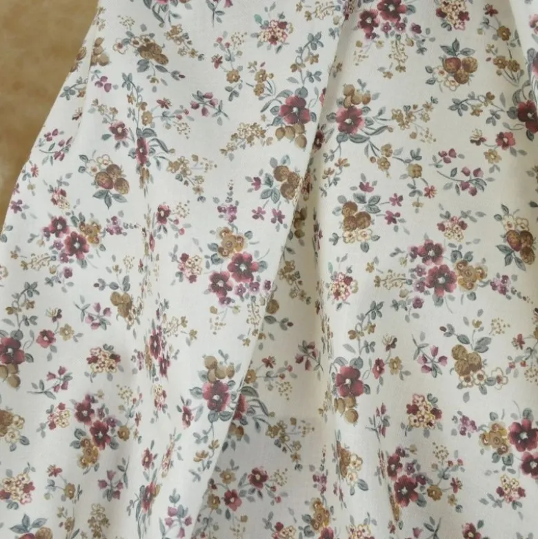 Tissu sergé fin de coton fleurs prunes fond blanc cassé