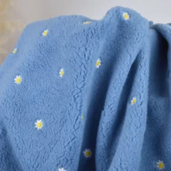 Tissu Sherpa Camilla brodée fleurs fond bleu - OEKO TEX