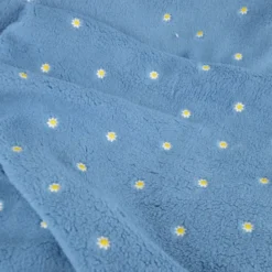 Tissu Sherpa Camilla brodée fleurs fond bleu - OEKO TEX