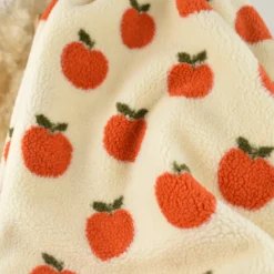 Tissu Sherpa motif pommes orangées fond écru