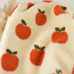 Tissu Sherpa motif pommes orangées fond écru
