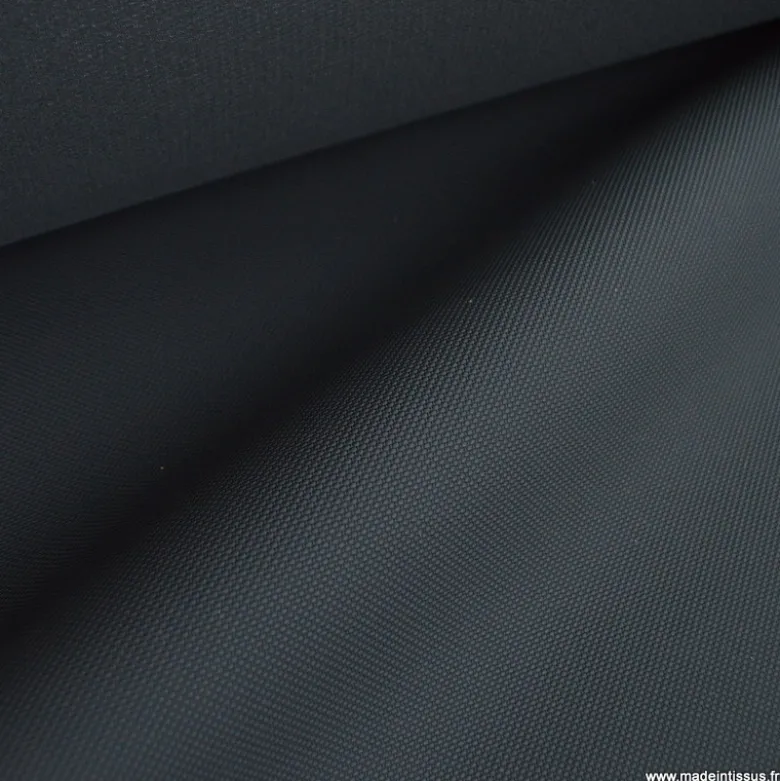 Tissu simili cuir pointillé noir pour sellerie moto.