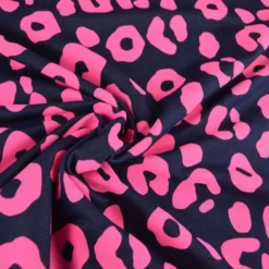 Tissu Sweat French Terry léopard rose fluo fond bleu jean