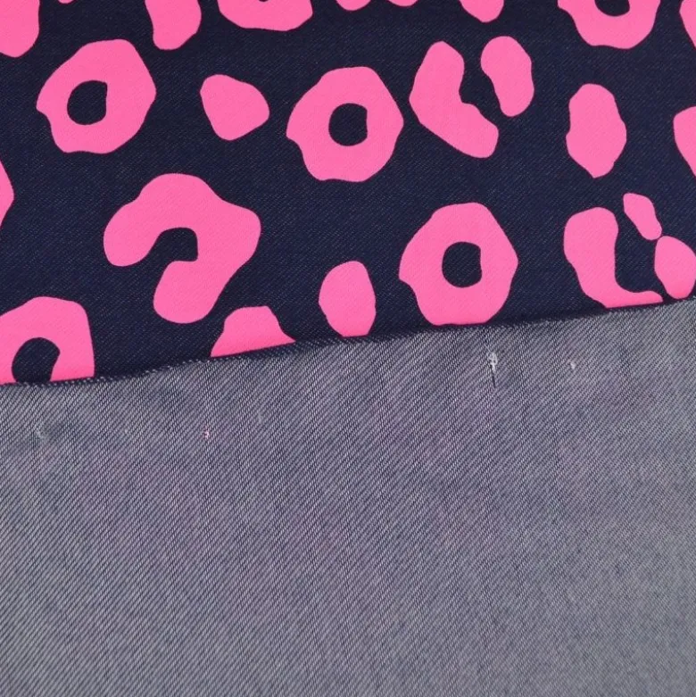 Tissu Sweat French Terry léopard rose fluo fond bleu jean