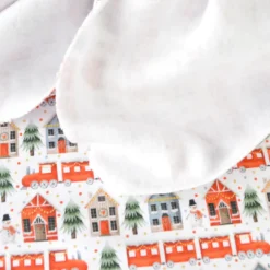 Tissu Sweat molleton de Noël motifs maisons et sapins rouge fond blanc