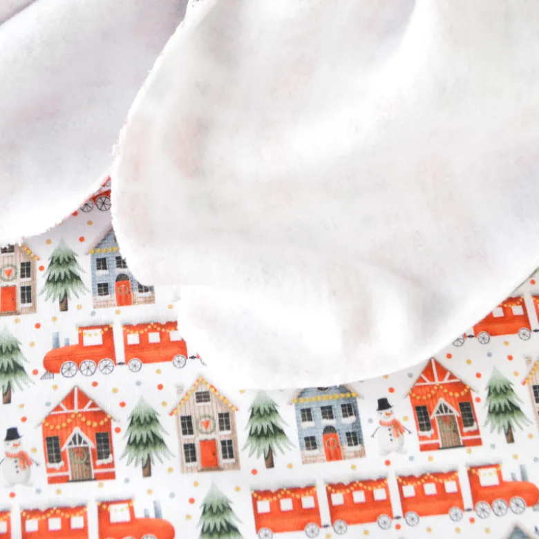 Tissu Sweat molleton de Noël motifs maisons et sapins rouge fond blanc