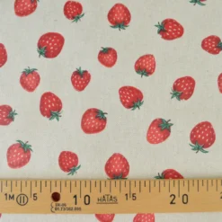 Tissu toile enduite aspect lin motif fraises