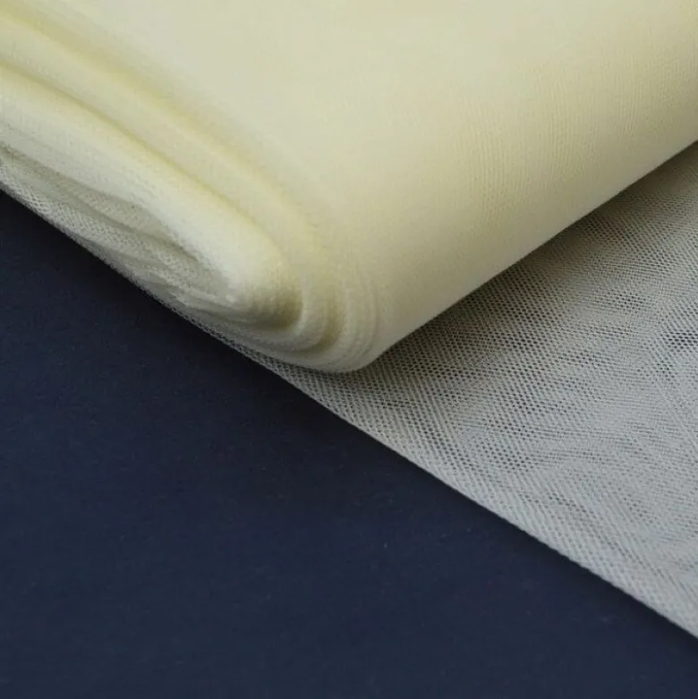 Tissu Tulle raide coloris ivoire 100% polyamide 300cm 27gr/m² .