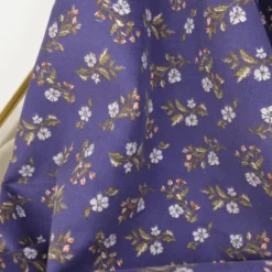 Tissu velours milleraies Lina – petites fleurs sur fond bleu
