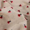 Tissu viscose lin brodé cerises rouges - fond sable