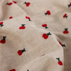 Tissu viscose lin brodé cerises rouges - fond sable