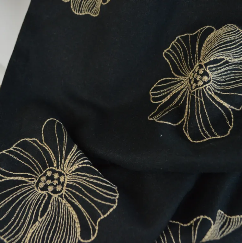 Tissu viscose lin motif fleurs sables fond noir