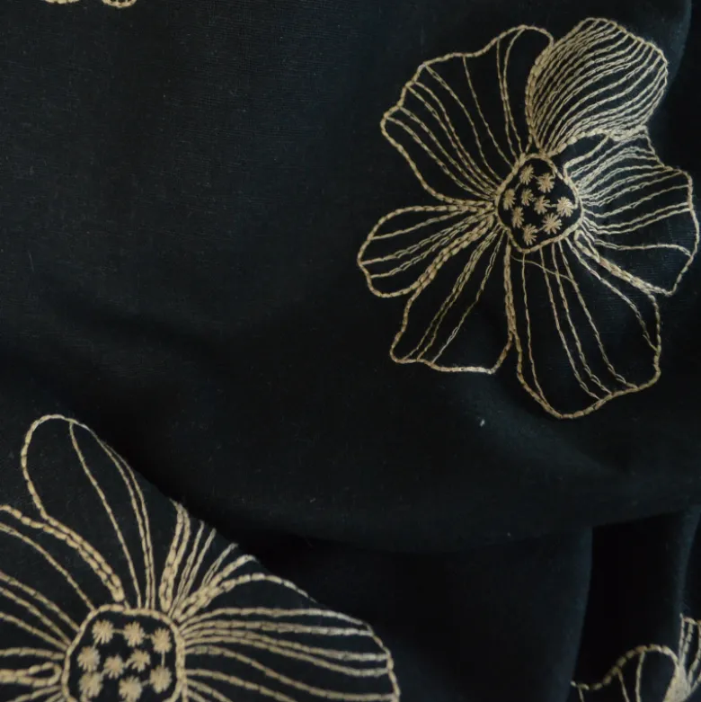 Tissu viscose lin motif fleurs sables fond noir