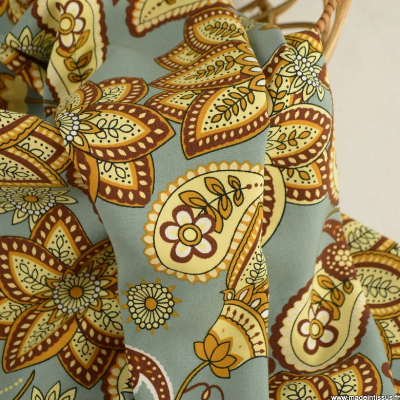 Tissu Viscose motif fleurs cachemire fond Gris