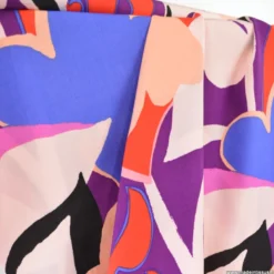 Tissu viscose motif floral XXL violet, rouge, pêche et bleu – fond clair