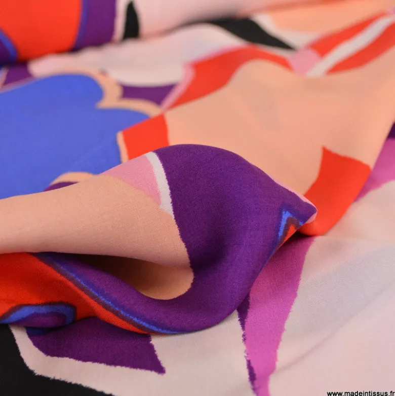 Tissu viscose motif floral XXL violet, rouge, pêche et bleu – fond clair