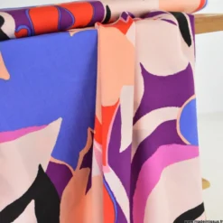 Tissu viscose motif floral XXL violet, rouge, pêche et bleu – fond clair