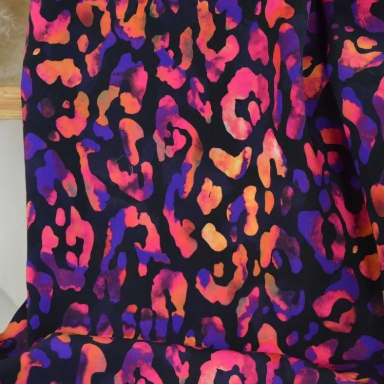 Tissu viscose motif léopard rose orange fond noir