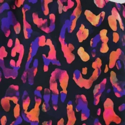Tissu viscose motif léopard rose orange fond noir