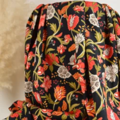 Tissu viscose stretch motif fleurs rouges fond noir