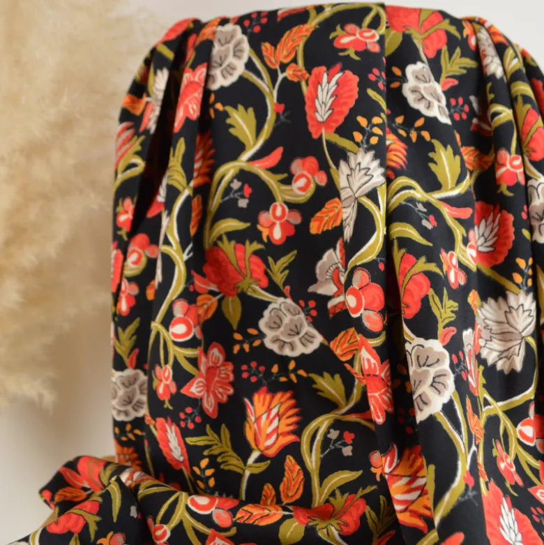 Tissu viscose stretch motif fleurs rouges fond noir
