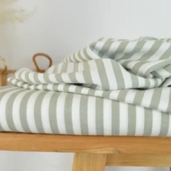 Tissu viscose tissé teinte à rayures fines vert sauge