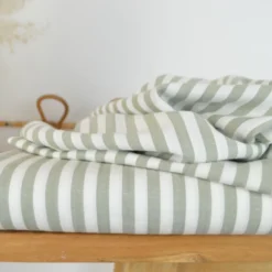 Tissu viscose tissé teinte à rayures fines vert sauge