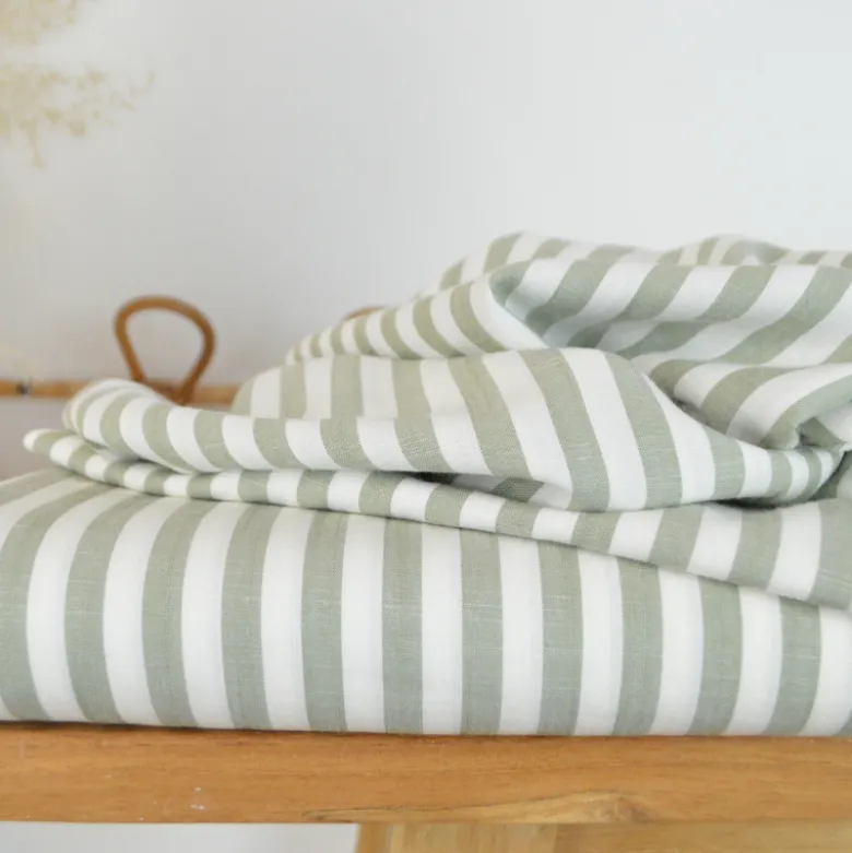 Tissu viscose tissé teinte à rayures fines vert sauge