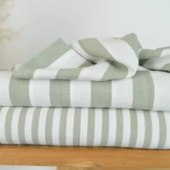 Tissu viscose tissé teinte à rayures fines vert sauge