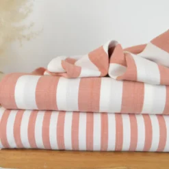 Tissu viscose tissé teinte à rayures fines marsala