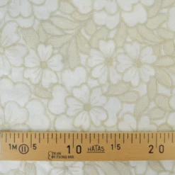 Tissu voile de coton brodé beige motif fleurs fond sable