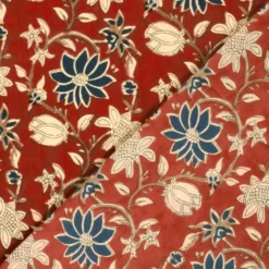 Tissu voile de coton indien Chandra Bagh – fond rouge & fleurs indigo