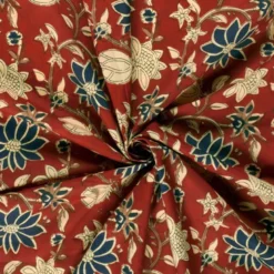 Tissu voile de coton indien Chandra Bagh – fond rouge & fleurs indigo