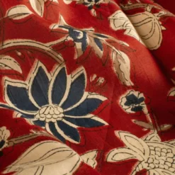 Tissu voile de coton indien Chandra Bagh – fond rouge & fleurs indigo