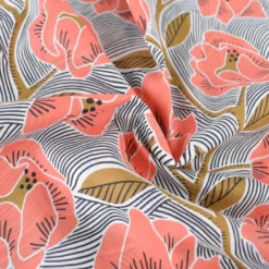 Tissu voile de coton motif fleurs corail et ocre fond rayé