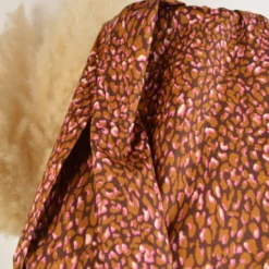 Tissu voile de coton motif léopard graphique - Bordeaux