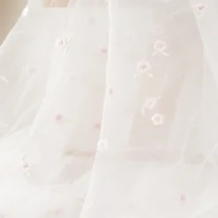 Tulle brodé blanc brodé de fleurs roses