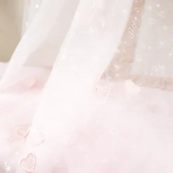 Tulle brodé rose brodé de coeurs roses