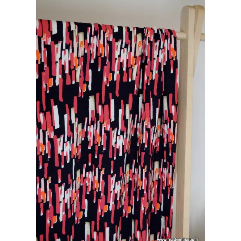 Viscose gaufrée motif graphique rose fond bleu marine
