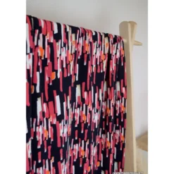 Viscose gaufrée motif graphique rose fond bleu marine