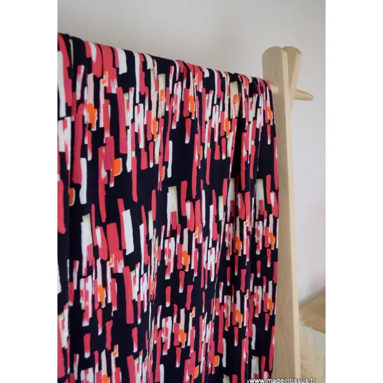 Viscose gaufrée motif graphique rose fond bleu marine