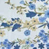 Voile de coton brodé de fleurs bleues et beige fond blanc