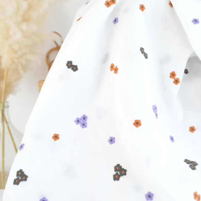 Voile de coton brodé de petites fleurs camel fond blanc